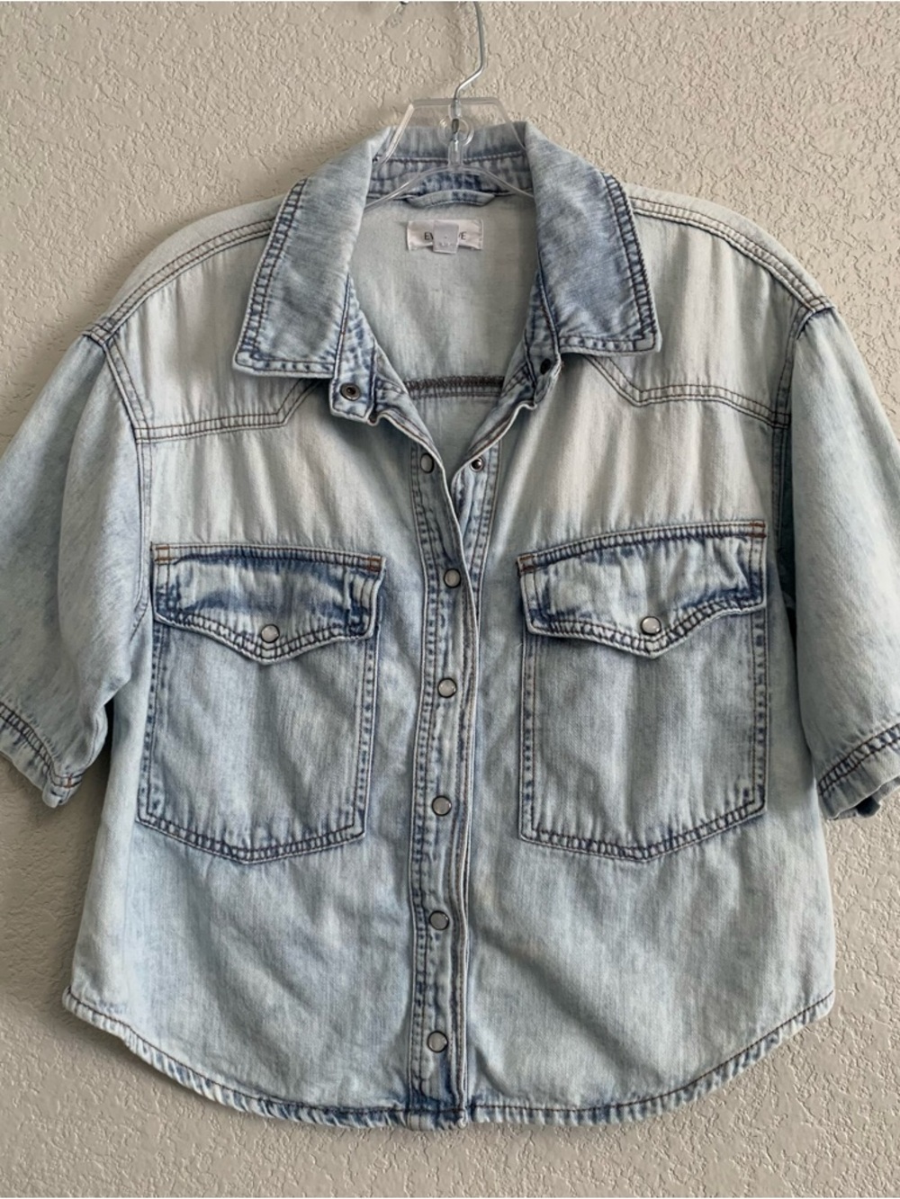 Evereve Denim Shirt Top Womens S Pearl Snap Short Sleeve Boxy Crop Acid Western